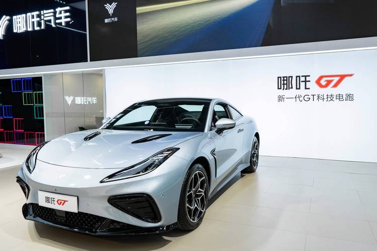 成都157哪吒汽车在智能汽车领域的表现，领途汽车在新能源汽车市场中的影响力